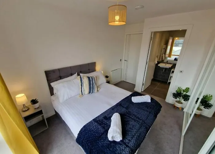 Modern Apartment, Sleeps 6, Belfast City Centre